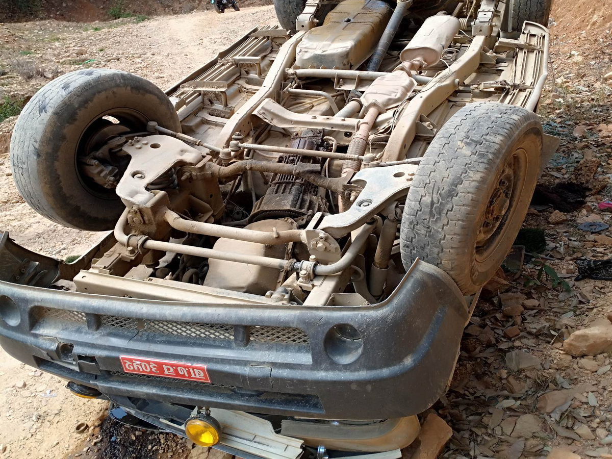 बैतडीमा कच्ची सडकमा जिप पल्टियो, चालक घाइते 